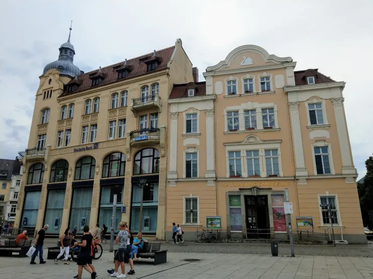 右邊為自然史博物館Senckenberg Museum für Naturkunde