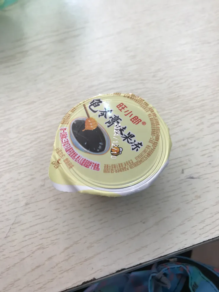 這個是龜苓膏「味」的果凍。我家現在還有9包。是挺好吃但太大顆,很難吃進嘴巴裏。