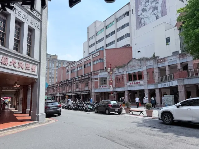 早上的廸化街還未完全甦醒過來。