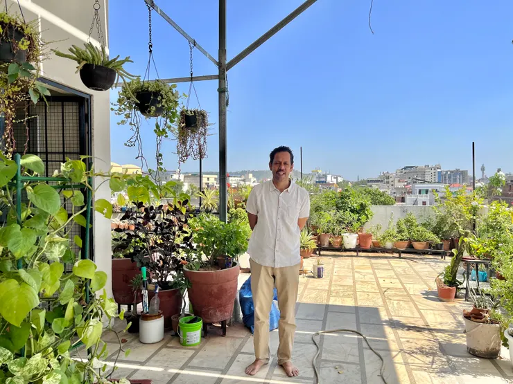 老婆在天臺種滿了草藥，先生站在其中好驕傲