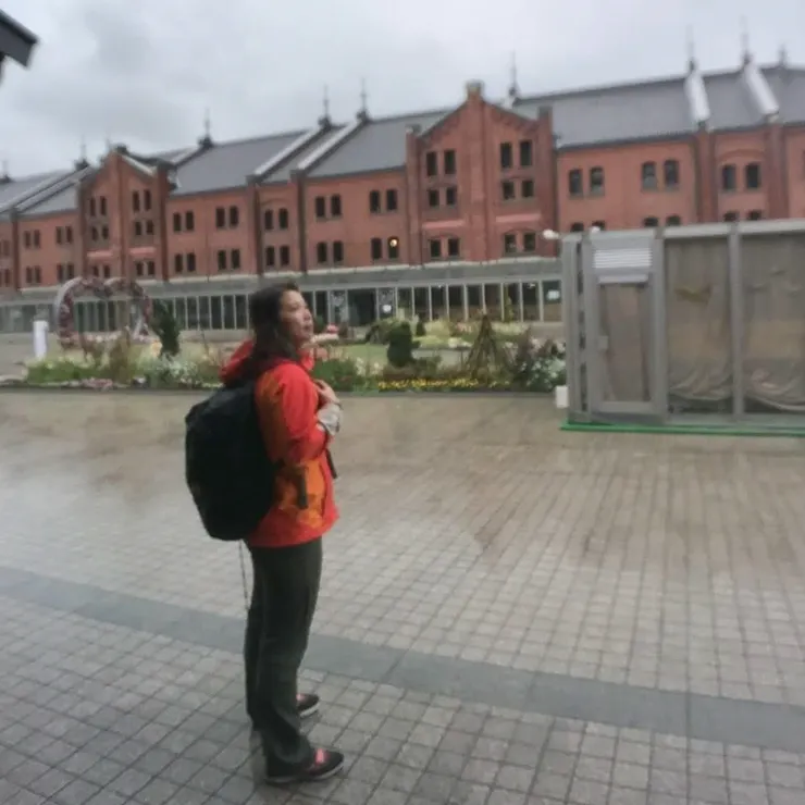 一個人背著背包，說走就走