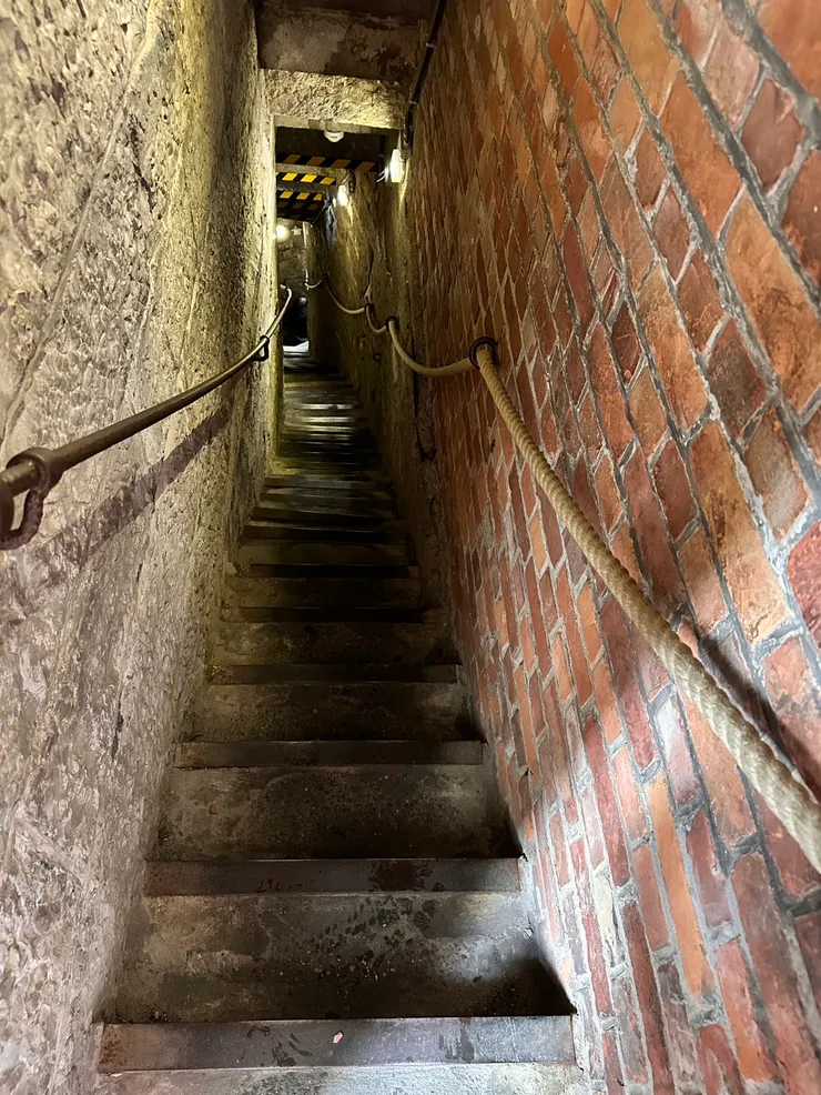 鐘樓狹窄的樓梯