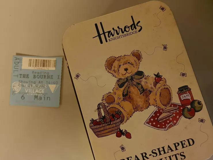 赴英求學期間所看的第一場電影-《神鬼認證》票根還保留至今