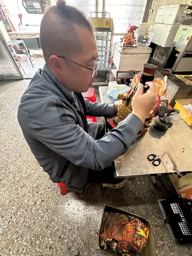 龍益行｜台南佛具店・金紙店・宗教百貨・神主牌雕刻・拜拜用品 專精 神主牌雕刻與祖先牌位製作，提供佛具、金紙、神桌、拜拜用品等完整祭祀用品。 服務包含：擇日安神位、安祖先、神桌安裝、神明換新衣到府服務，並支援 外縣市宅配，讓您安心完成祭祀。