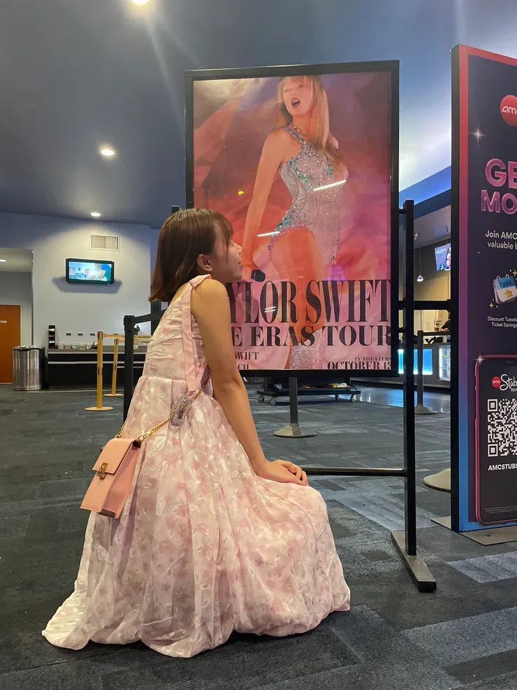 強制分享那時候去美國強迫男友載我去AMC跟taylor的海報拍照XD