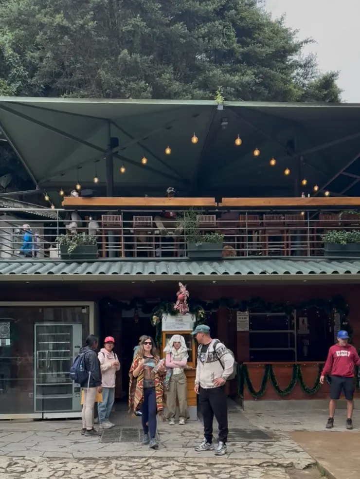 抵達馬丘比丘入口，圖為馬丘比丘內唯一的廁所，需付費