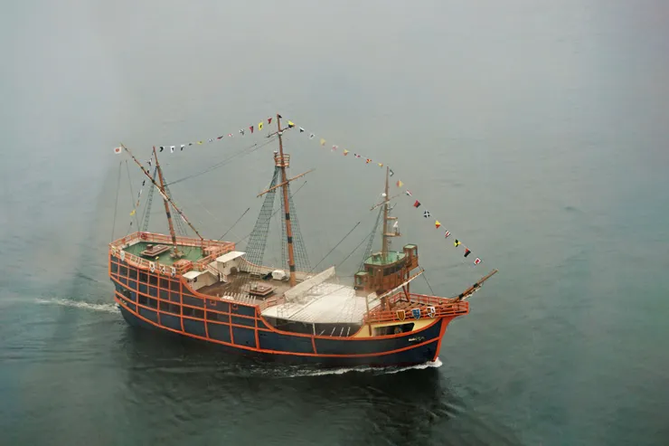 #剛好在摩天輪上看到無緣搭乘的聖母瑪利亞號。因天候不佳停航,上面沒有載客。