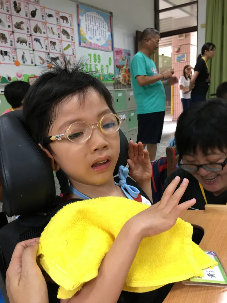 對於體溫調節異常的孩子來說，悶熱教室是考驗。