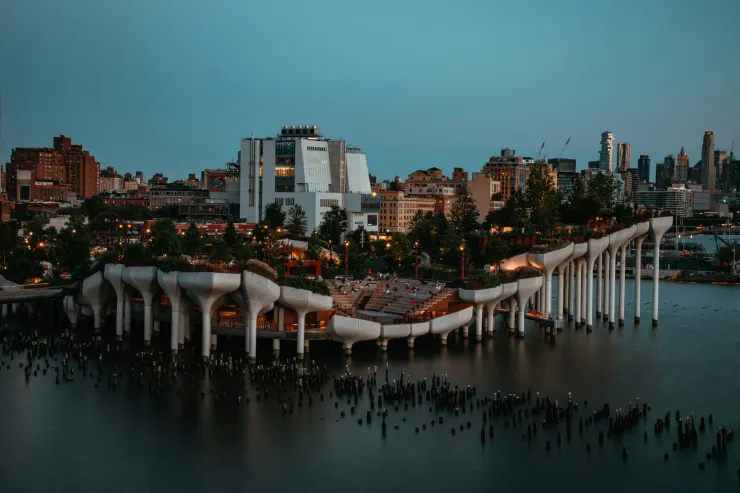 紐約漂浮島公園，曾獲 LIT 燈光設計獎及 Architect Magazine 照明設計獎