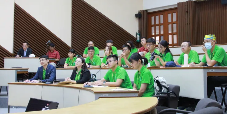 最右邊的我開始戴口罩了