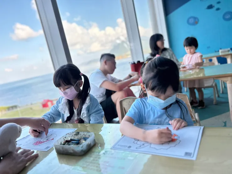 海洋作為陪襯，畫畫變得浪漫了起來~