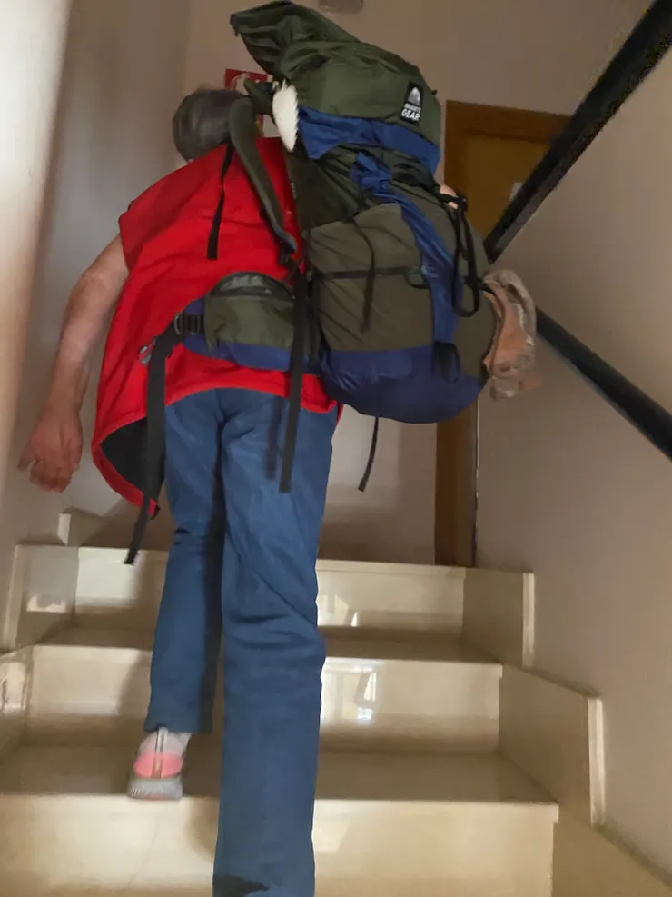 熱心的志工阿姨幫我揹包包上樓