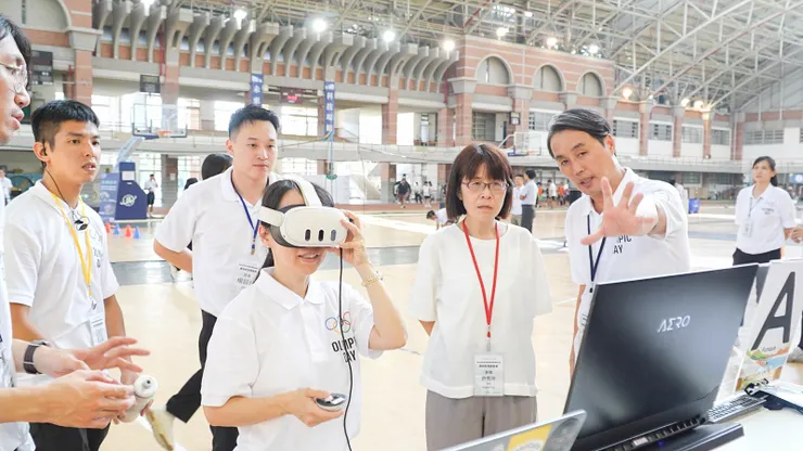 ▲屏科大施玟玲副校長與體育署許秀玲組長體驗運動創新科技。（圖／ASPN運動創新加速器提供）