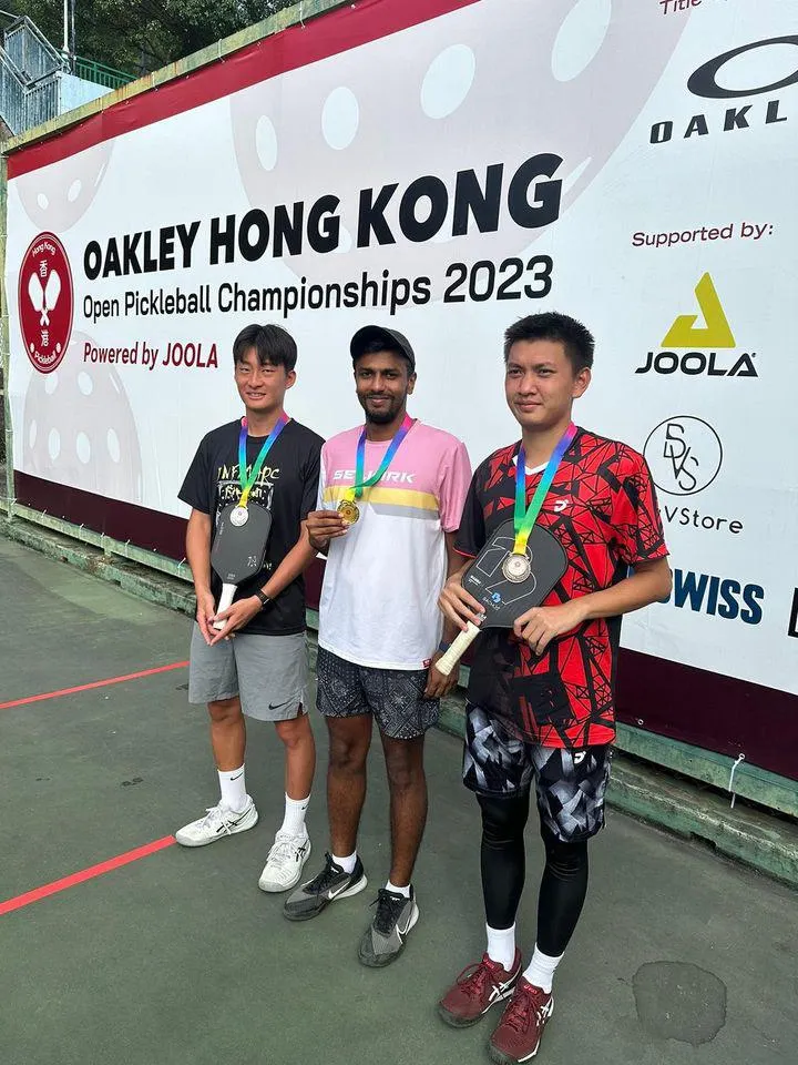 男子單打 19歲或以上 (左) 亞軍 陳致寬 (中) 冠軍 ARMAAN BHATIA  (右)季軍 LIN GUANG SIAN