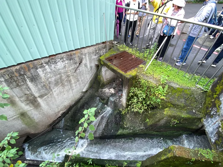 橋頭下方有洩水口,是排放汙水的地方