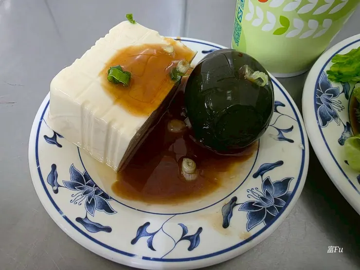 吃陽春麵都會特別想點皮蛋豆腐,嫩豆腐淋上甜口醬油膏+青蔥花增添香氣,搭配起來最對味。