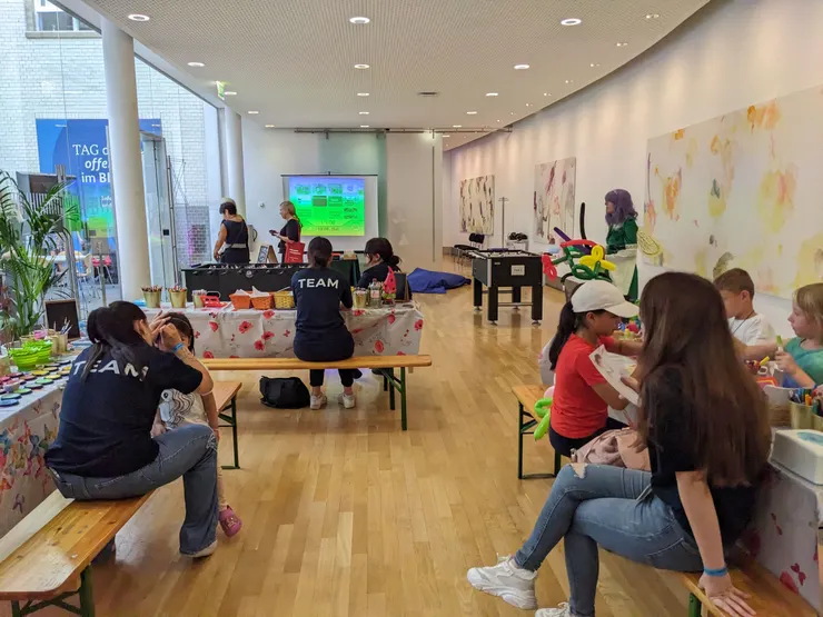 兒童的活動空間，有專人協助彩繪、製作手工藝品等活動