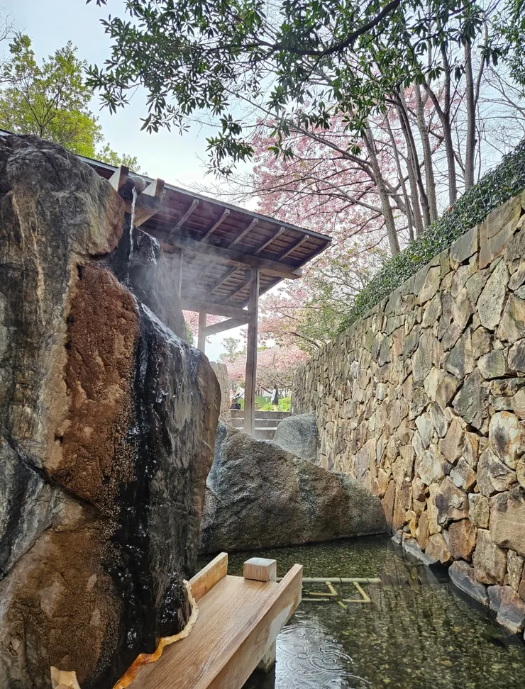 名花之里有一個小小的免費足湯