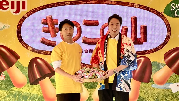 台灣明治副總經理下田將人(左)與台灣壽司郎總經理合影
