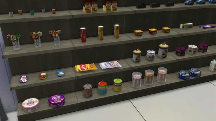 大家也看得到從左邊開始，第一個貨架是糖果，第二個是薯片。