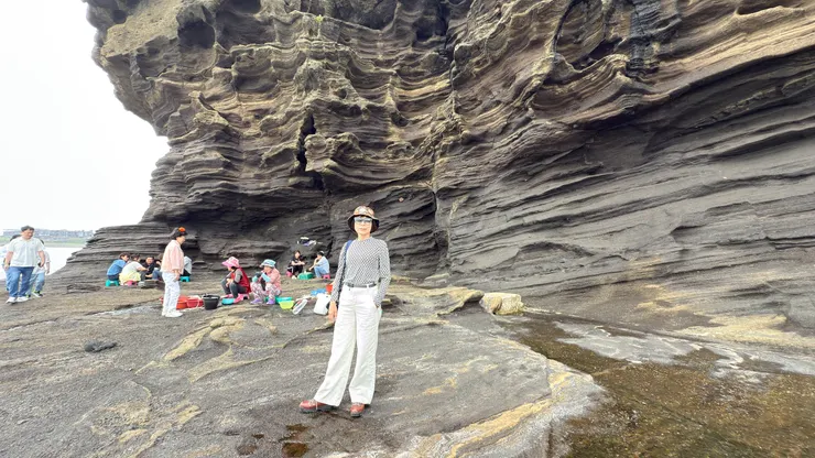 濟州特有的海女岸邊服務， 海膽、海螺與鮑魚生魚片。