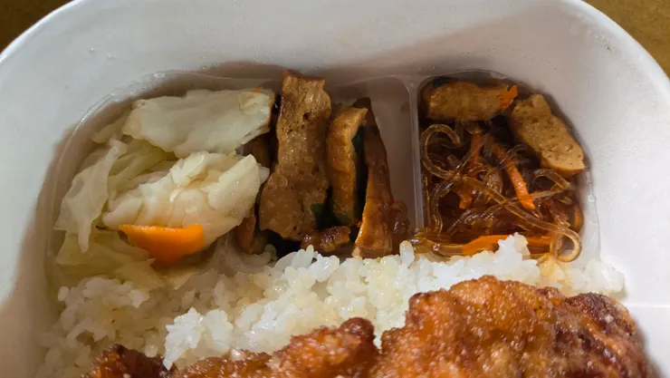 明明是便當，但是蔬菜卻很少...美中不足的部份...