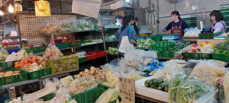 菜攤的菜色非常多且數量有彈性，超市無法取代