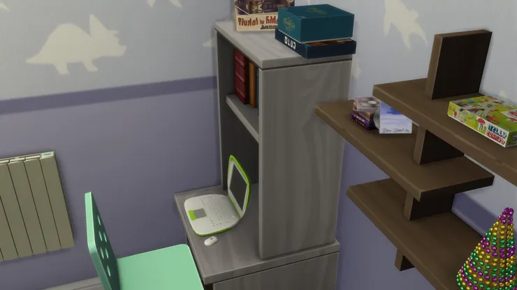 書桌雖小,但對小男孩來說夠用了。