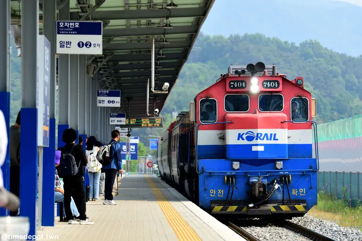 與臺灣同樣深受美國影響的韓國，至今還保有多班使用柴電機車的客運列車，彷彿回到臺灣那段非電氣化鐵路的時代