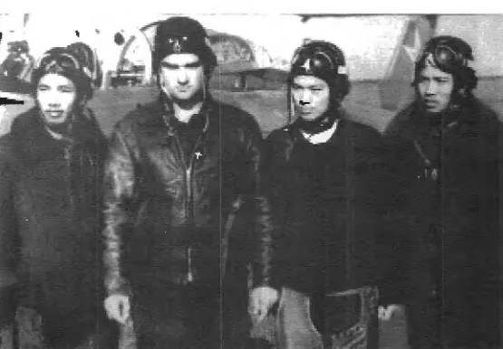 和蘇聯教官(左起第二位)合照的北越受訓飛行員。由於和蘇聯人相比北越飛行員普遍體重過輕且身材矮小，一個例子就是在蘇聯受訓期間蘇聯公發的防寒衣物即便是最小號的照樣有人認為過大，他們對於高G機動的承受力較差且操作機身設備時更費體力，在訓練期間部分蘇聯教官需要在前座加裝鏡子好讓後座的他們隨時掌握前座的北越飛行員身體狀況。