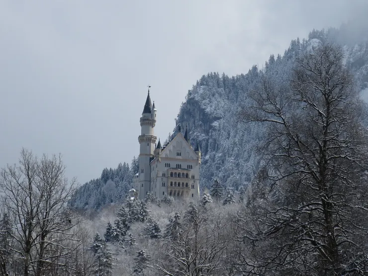 雪季裡在半山腰的新天鵝堡