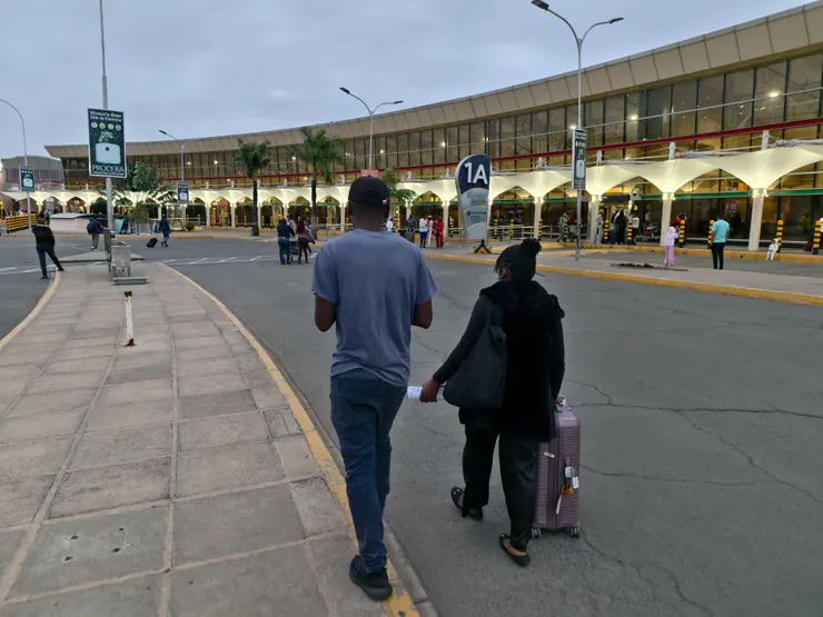 肯亞奈洛比機場沒巴士到市區，只有計程車。人生地不熟，先預訂好接機，接機的業務及司機等了快一個小時。