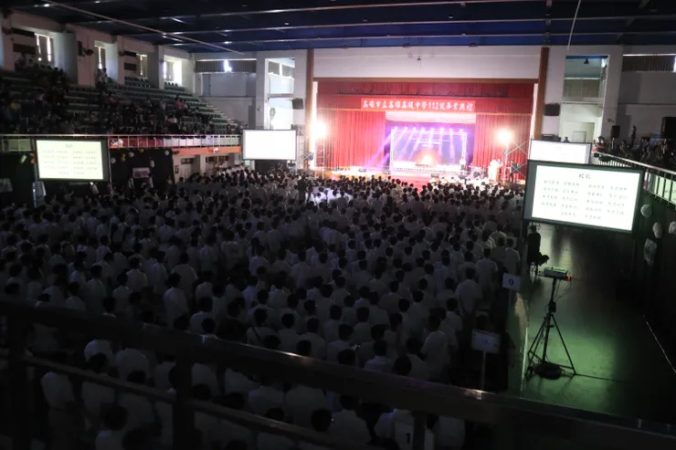 畢業生最後的校歌大合照