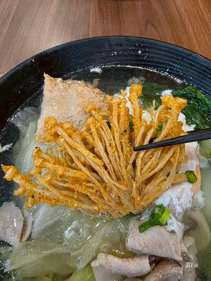 炸金針菇也可以請店家分開放，避免湯頭浸泡軟掉。