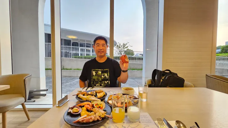 我在淡水將捷金鬱金香酒店享用自助晚餐!我手上的螃蟹看起來好大隻!