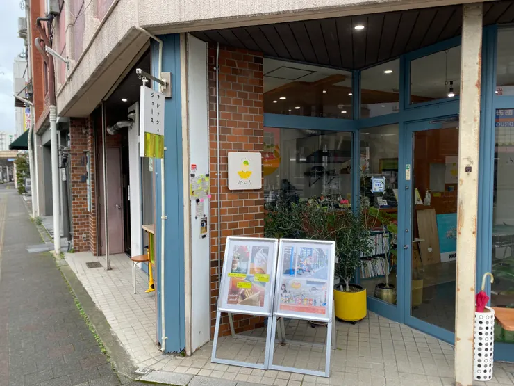 ▲ジューススタンドめじろ果汁店的入口，同時也是ヲサカ文具店的入口。