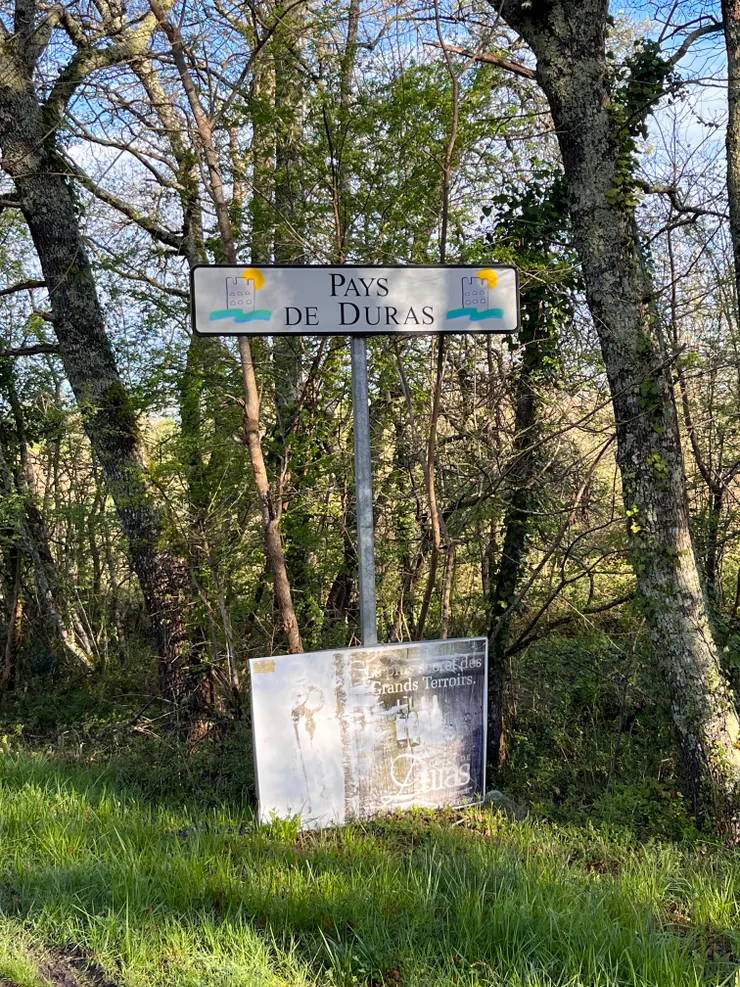 在通往梅村的路上有一個岔路口，如果順著岔路右側的路牌走，就會通往小城堡。