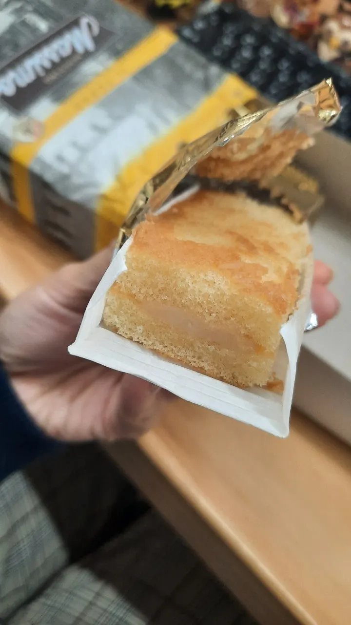 目前吃了2個上層的皮都黏到包裝囉