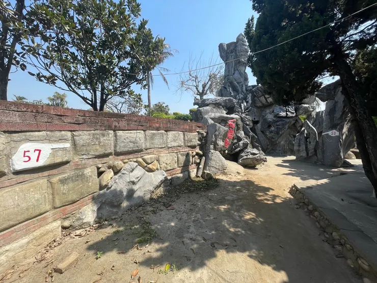 指標57、58，上面寫著石岩亭（好想幫他改成岩石停）