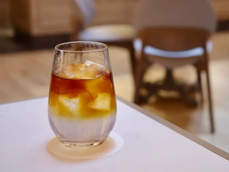 Janu Tokyo的草本濃縮咖啡通寧氣泡飲