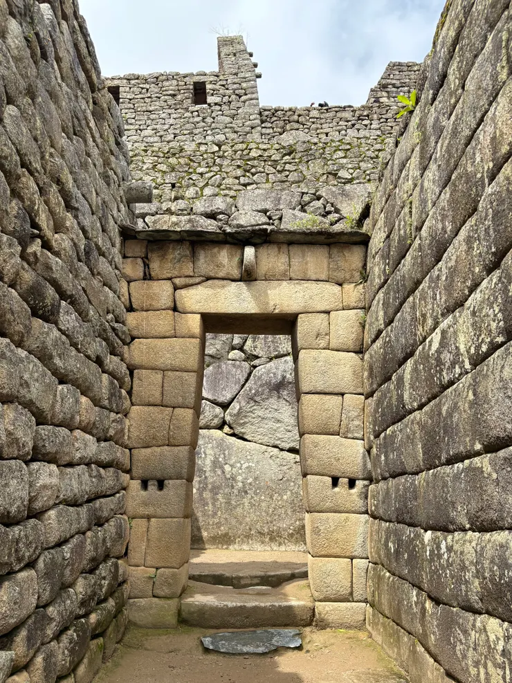 太陽神廟的大門。只有在通往重要神廟或是王室居所的大門，才會使用雙層門框。