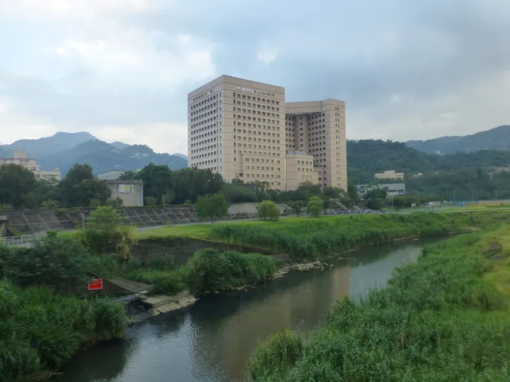 圖示:台灣台北木柵溪旁的政大校園,政大有風險管理與保險系、社工研究所,培養保險及社工專業人才。圖片來源為張居隱:https://www.shutterstock.com/zh/image-photo/2395781797