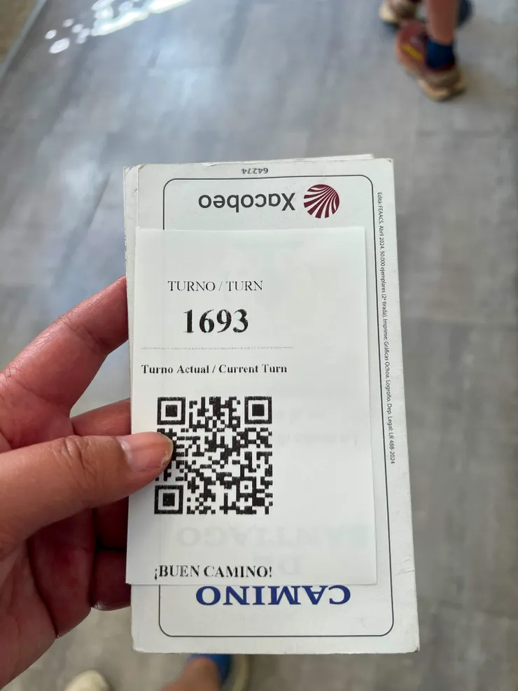 我們事先己經填好資料，所以進門警衛給了我們二張號碼牌