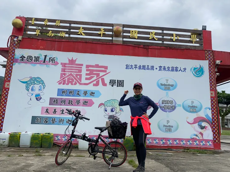 路過這小學，就看它圍牆外掛了一堆運動傑出的表現，讓人很好奇，就走進校園看看。 贏家的小學，那我今天騎完到知本算不算也是贏家？