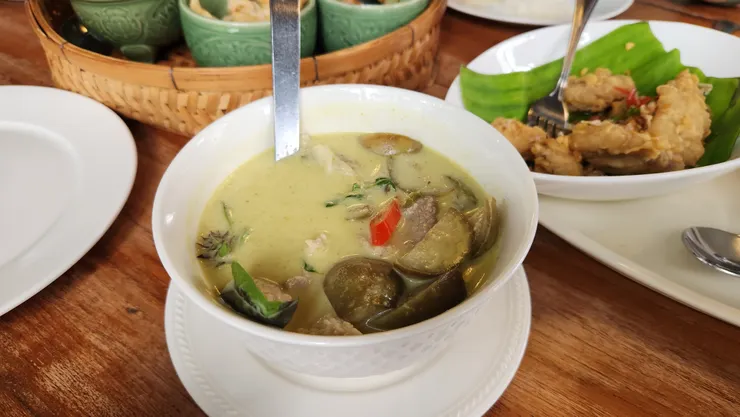 綠咖哩裡的茄子超好吃!