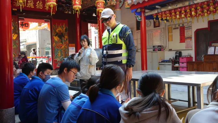 「重返二林庄」課程設計的核心教師吳郁銑及林綉媚，幾乎每一次踏查都是身體力行的參與。