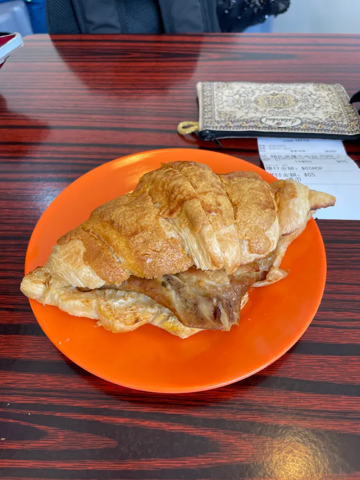 豬扒包~奶油菠蘿麵包當中夾一片豬排。