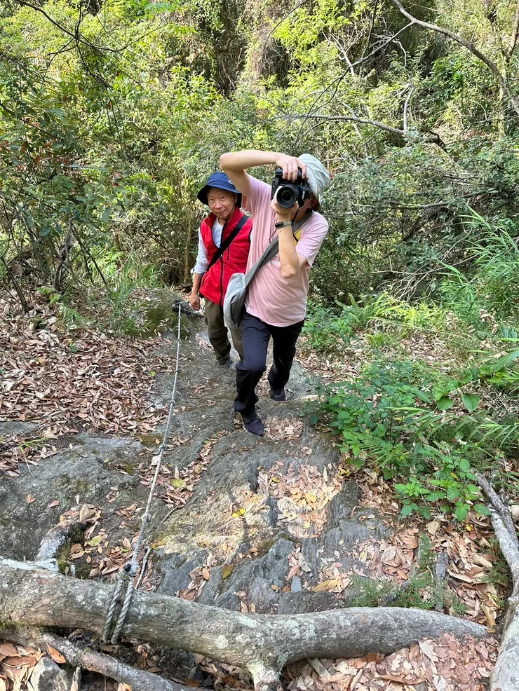 【四十五度角一坡接一坡陡上！綠水文山步道，苦中作樂拍一下。佳源攝。】
