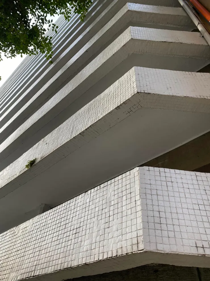 水平遮陽的頂端收了45度角。其實原本水平遮陽板的內緣收邊也是45度轉角,後來整修時被改成了直角