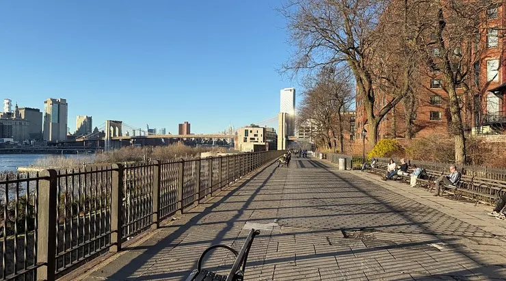 布魯克林高地長廊(Brooklyn Heights Promenade)環境清幽,不論白天或夜晚,都能展現出不一樣的美。